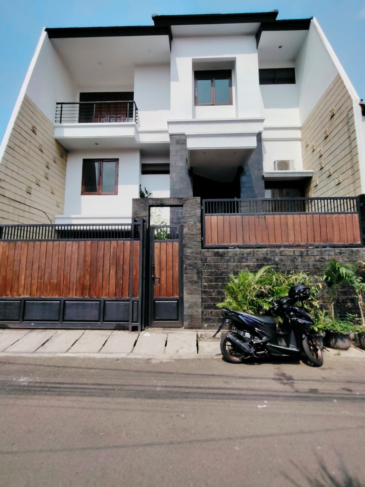 Rumah 3 lantai split level di Pisangan Lama Jakarta Timur