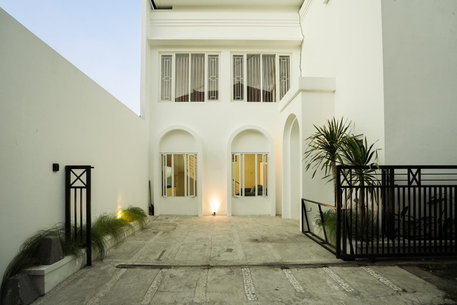 Villa Mewah Putih Elegan di Tibubeneng Canggu – Siap Huni, Dekat Beach Club & Café  | PRPC109
