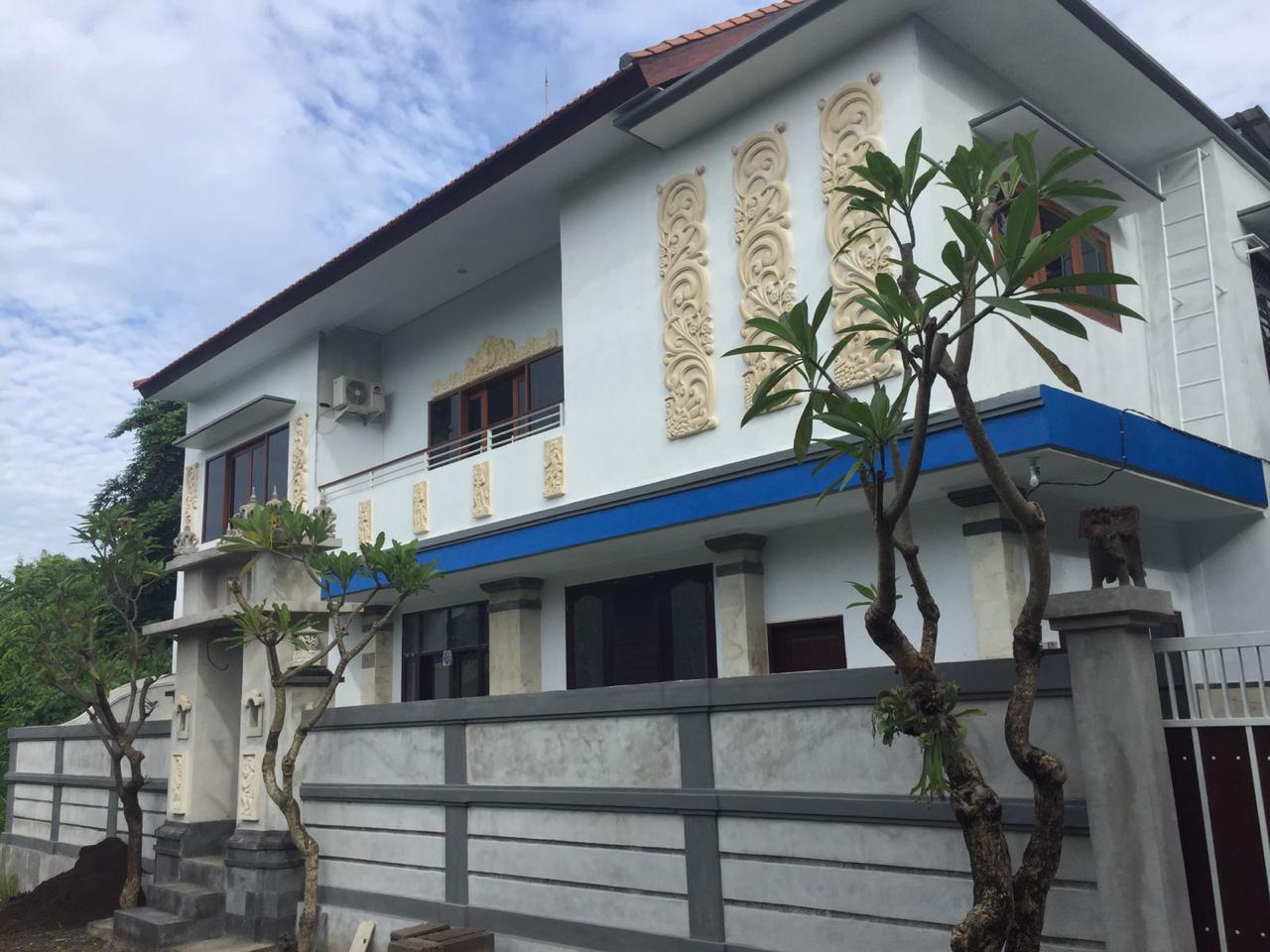 Rumah 2 Lantai Area Tenang Dekat Sanur – Lahan Luas, Cocok untuk Keluarga | PRPG32