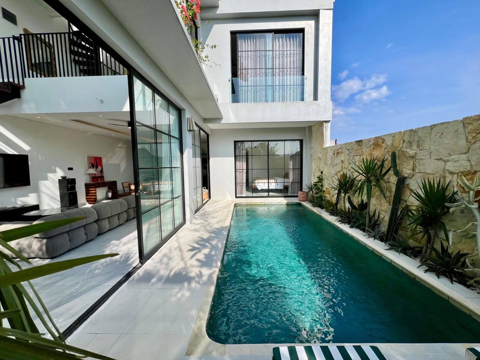Dijual Villa Modern Minimalis 2 Lantai Siap Huni , Luas Tanah 1.4 Are Full Furnished Dengan View Sawah Hijau - 8 Menit ke Pantai Batu Bolong Canggu | PRPC117