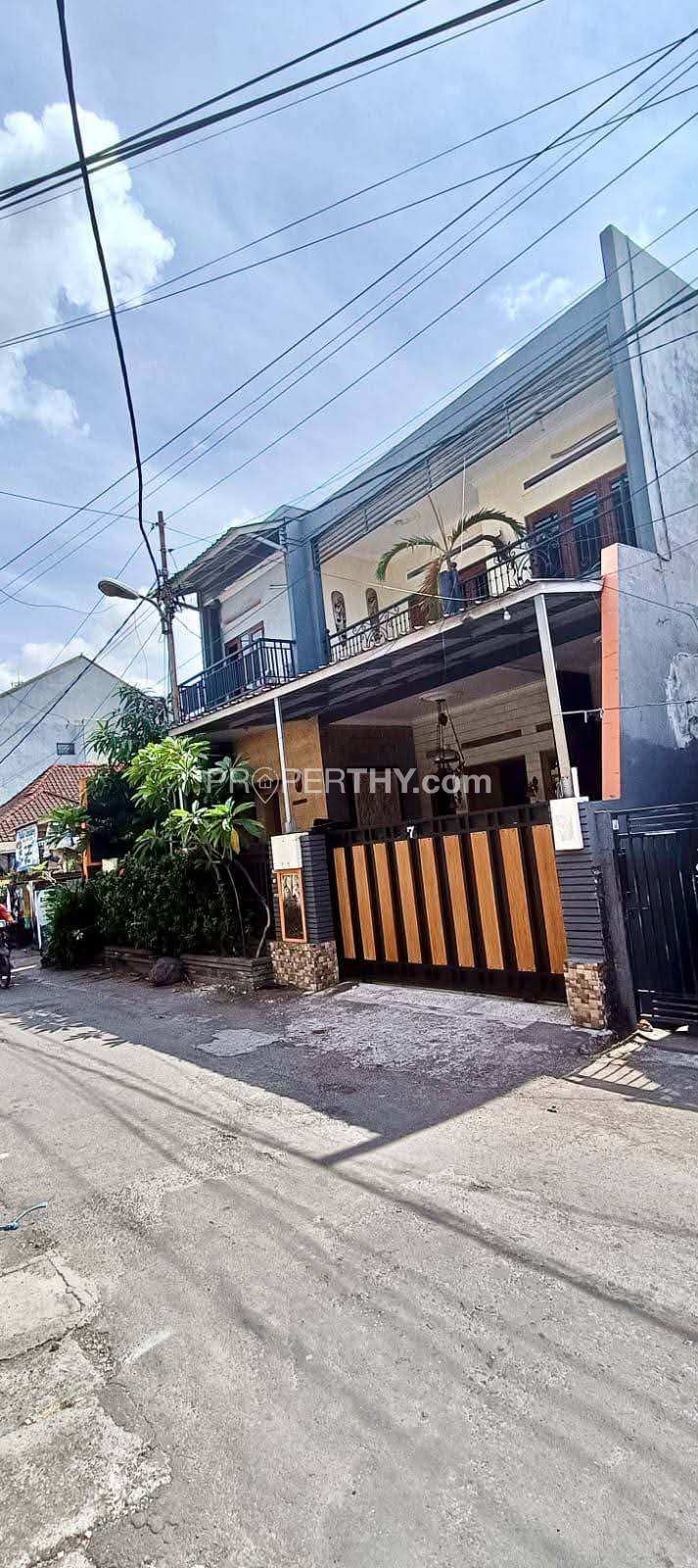Dijual Rumah Lantai 1 di Luas Tanah 2,4 Are dengan 5 Kamar Tidur dan Semi Furnished - 5 Menit ke RS Prof. Ngoerah & Level 21 Mall | PRPD541