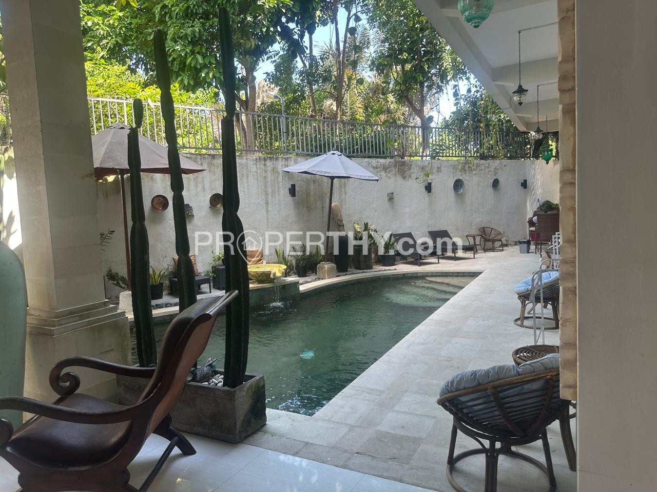 Dijual Guest House & Office 3 Lantai Dengan Rooftop, Luas Tanah 3,05 Are Sudah Fully Furnished Terdapat 14 Kamar Tidur - 5 Menit ke Icon Mall & Pantai Sanur  | PRPD563