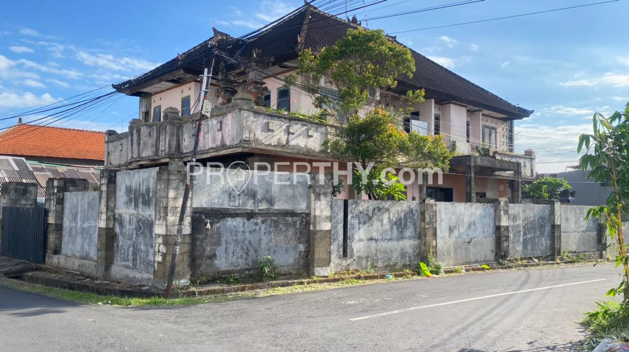 Dijual Rumah & Toko Posisi Hook, Luas Tanah 3 Are Dengan 5 Kamar Tidur Potensi Komersial - 10 Menit ke Living World Mall & Terminal Ubung | PRPD565