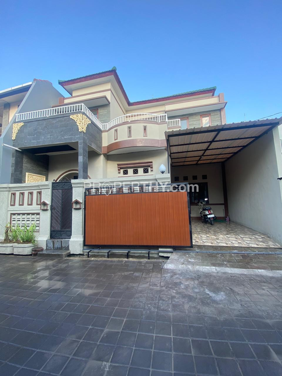 Dijual Rumah 2 Lantai Siap Huni Luas Tanah 1 Are Dengan 4 Kamar Tidur, Area Sudah One Gate System - 10 Menit ke RSUP Sanglah & Level 21 Mall | PRPD583