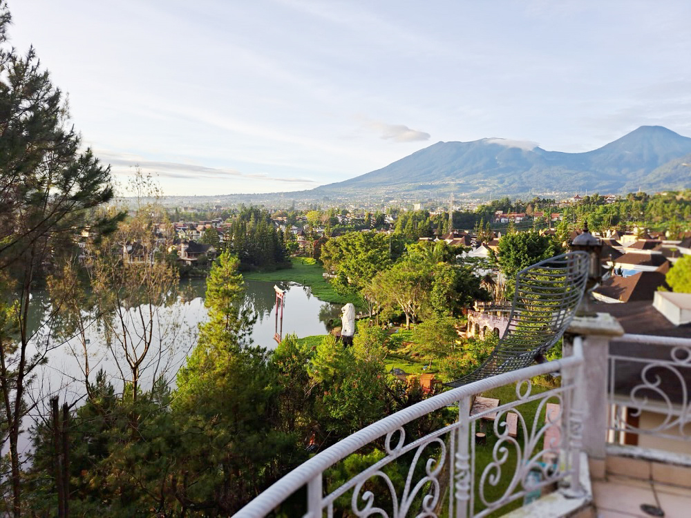 Sewa Villa di Kota Bunga Little Venice Puncak Dengan Kolam Renang View Danau Little Venice dan Pegunungan