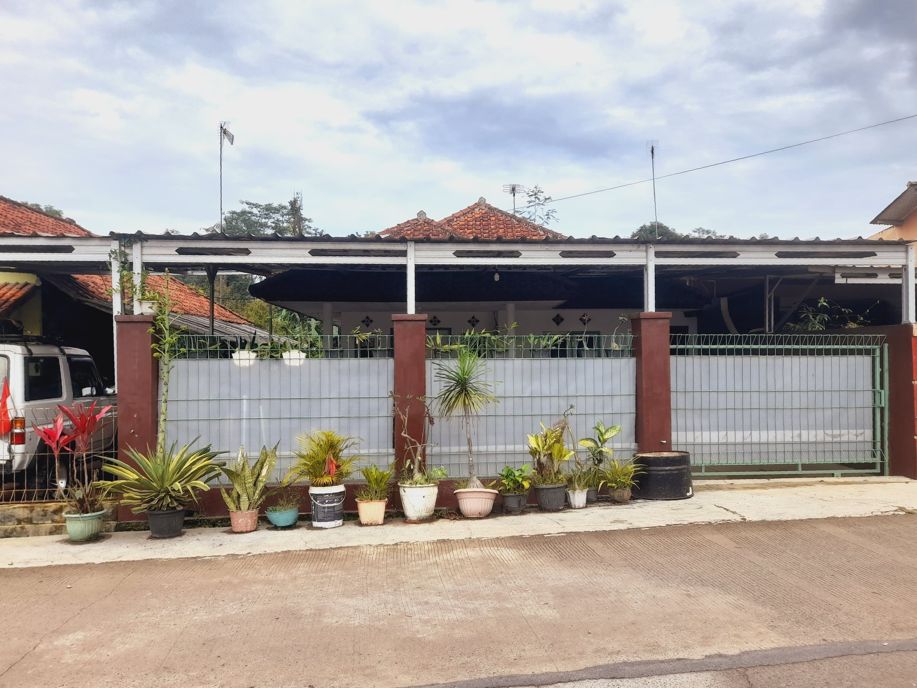 Rumah Sederhana Pinggir Jalan Utama Desa