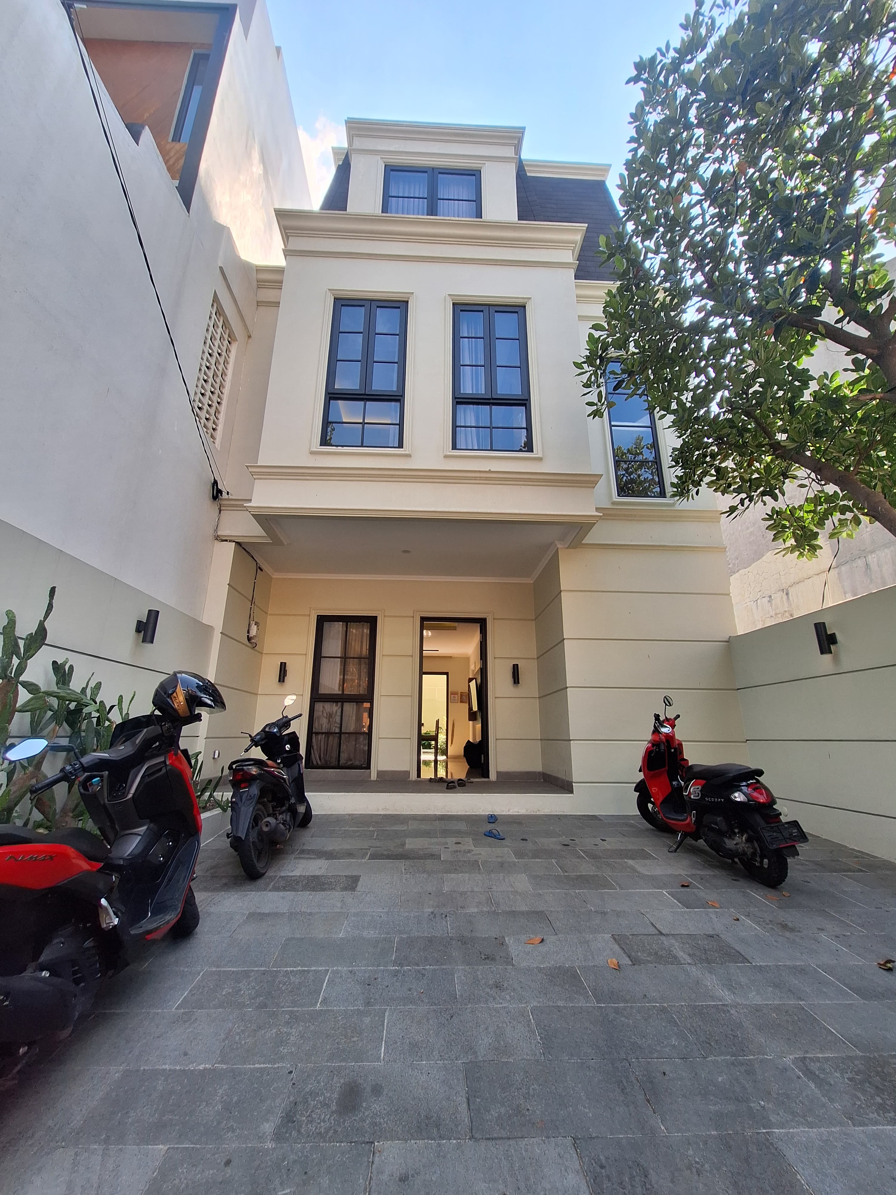 Rumah baru konsep klasik private pool di Cempaka Putih Jakpus 