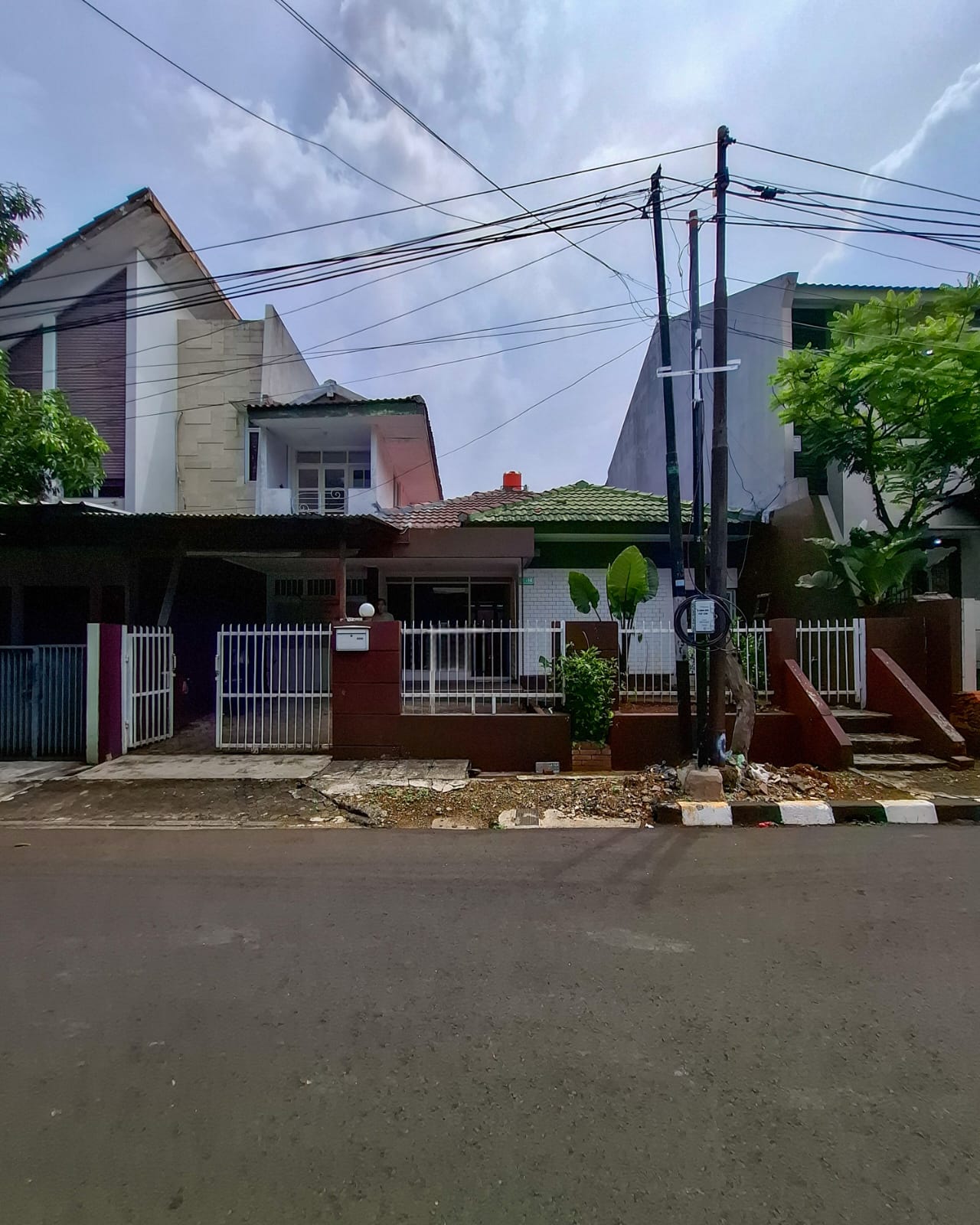 Rumah lama dalam komplek besar di Mampang Prapatan 