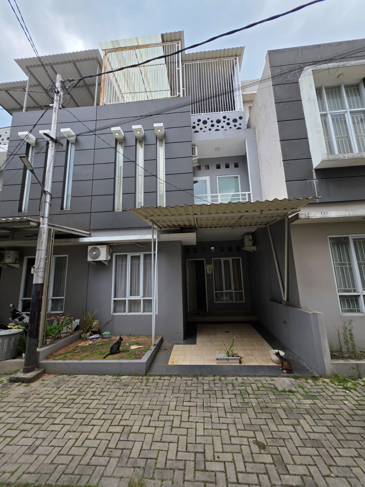 Rumah siap huni dalam cluster di area Bintaro 