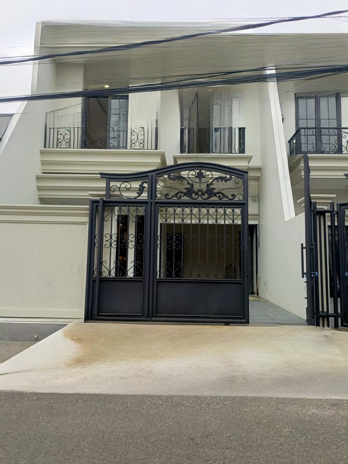 Rumah baru American Classic dalam komplek besar di Joglo Jakbar 