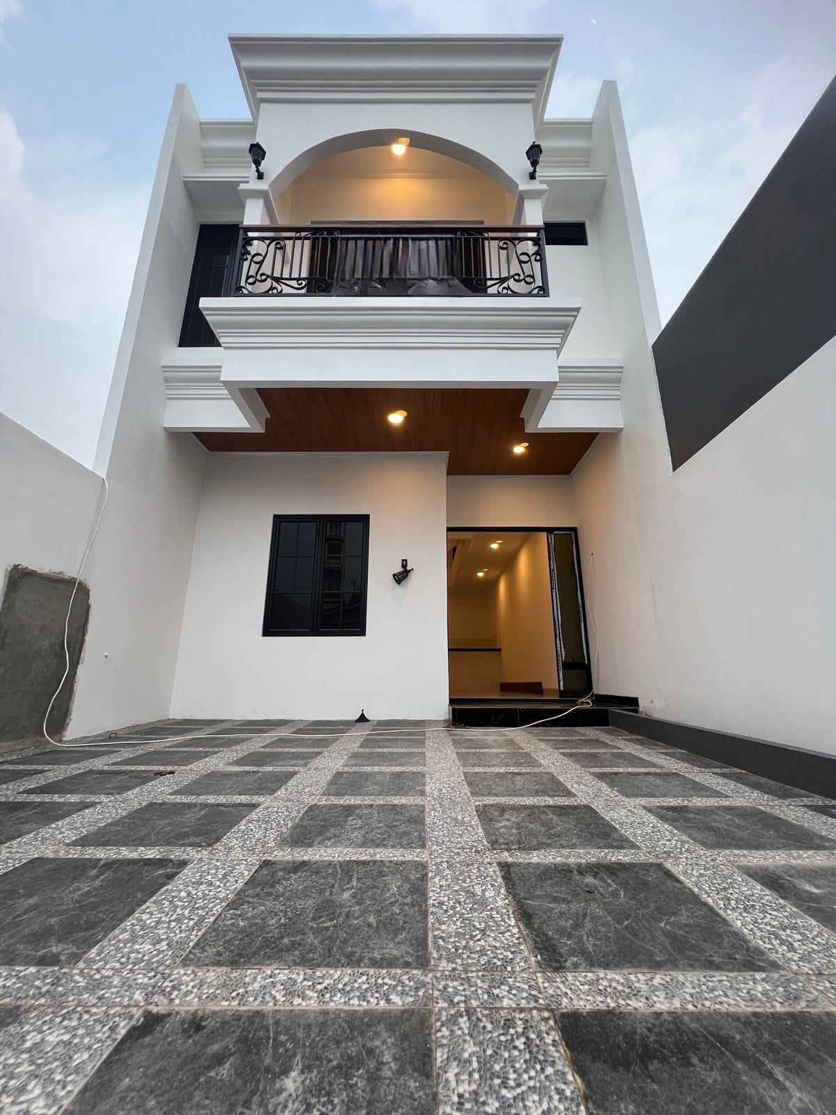 Rumah baru dalam komplek nyaman akses tol Jatiwaringin 