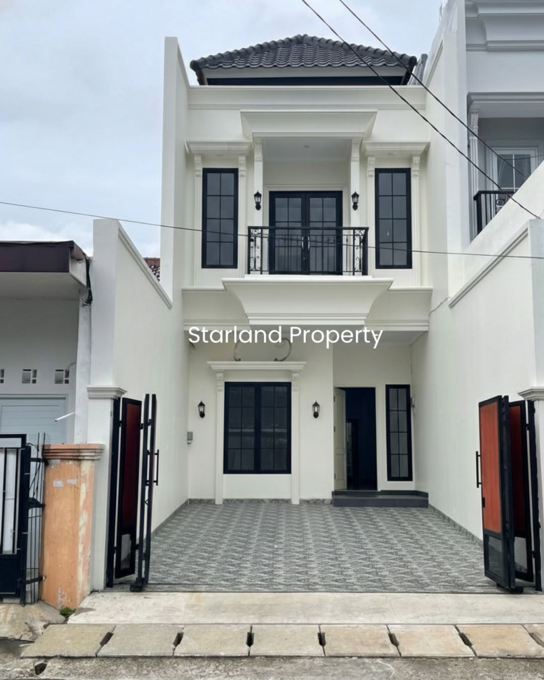 Rumah 2 lantai siap huni American Classic di Joglo Jakbar 